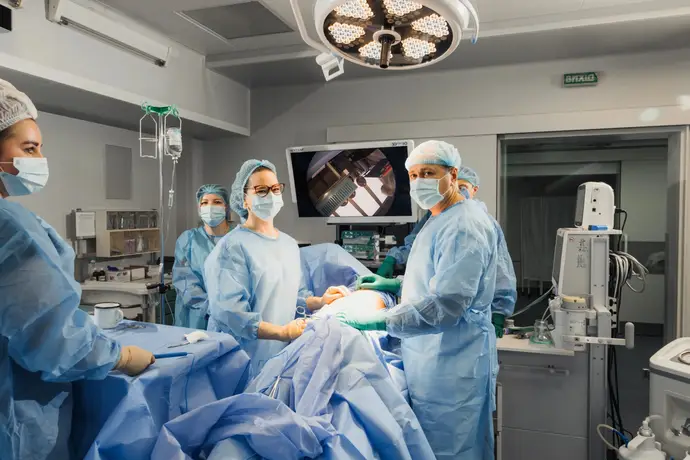 Торакальний хірург Степанюк А.М. з командою під час операції на легенях — Науковий центр Яновського, Київ